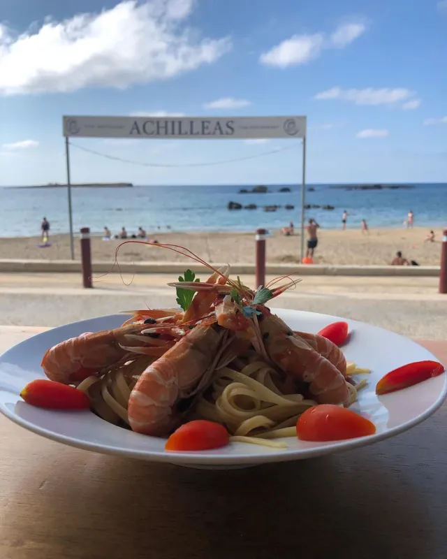 La playa de Nea Chora vista desde una de las tabernas de pescado del paseo