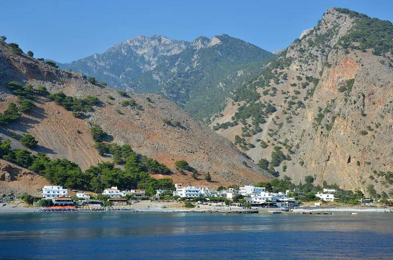 El paseo marítimo de Agia Roumeli con las Montañas Blancas detrás