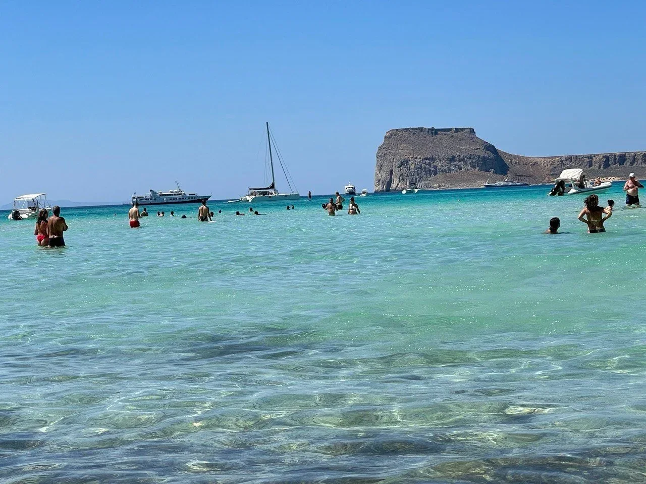 Flaches türkisfarbenes Wasser am Strand von Balos