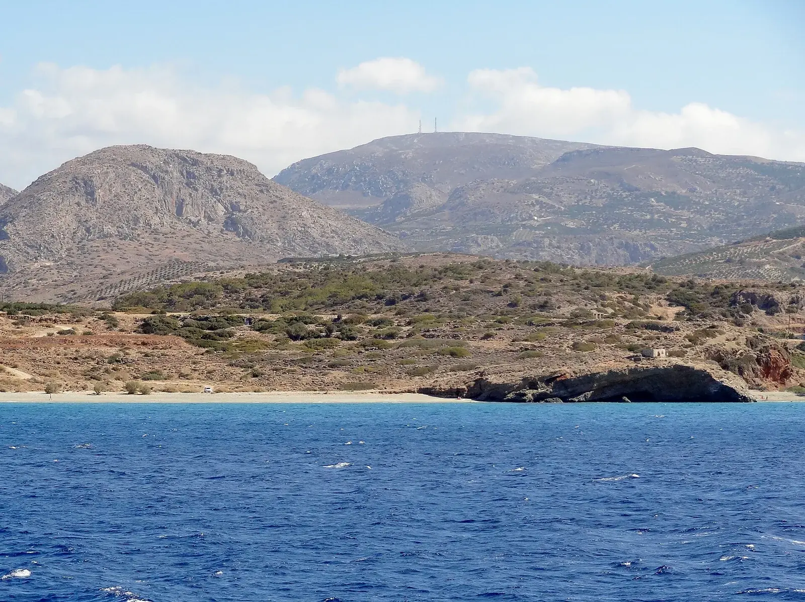 La spiaggia di Diaskari e la costa vicino a Makrigialos
