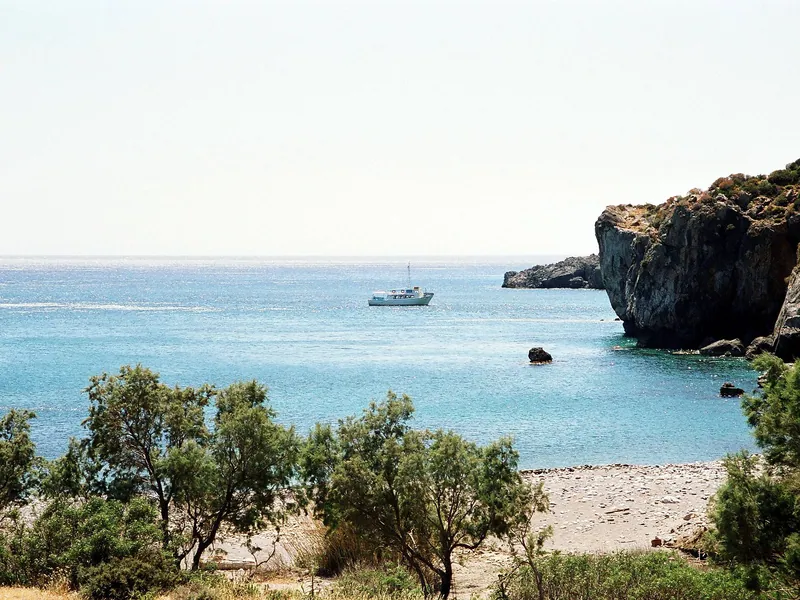 Arena y rocas en la playa de Drimiskiano Ammoudi