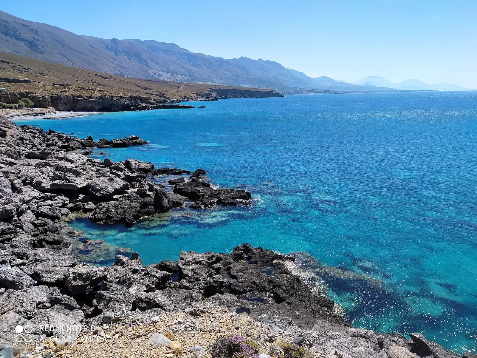 Η βραχώδης ακτή των Σφακίων ανατολικά της Χώρας Σφακίων