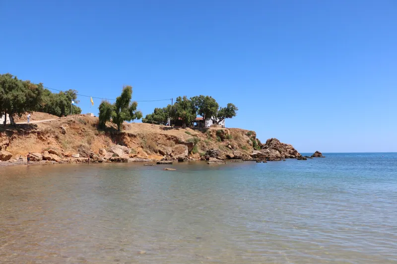 Una cala rocosa resguardada en la playa de Glaros, Chania