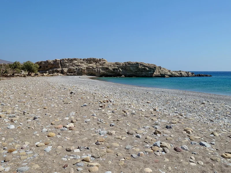 Playa de Karoumes: una caminata por la garganta hasta una playa escondida