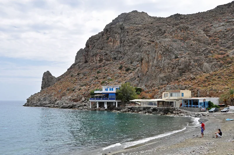 El extremo oeste de la playa de Lentas; Trachoulas está 4 km al este