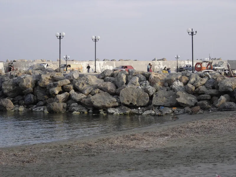 El espigón del puerto de Makrigialos junto a la playa principal