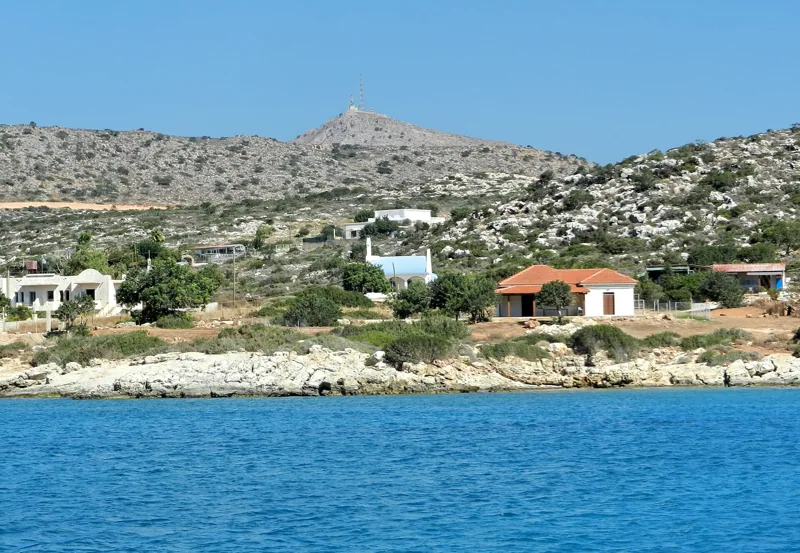 La costa en Marathi, junto a Loutraki, en el lado de la bahía de Souda de Akrotiri