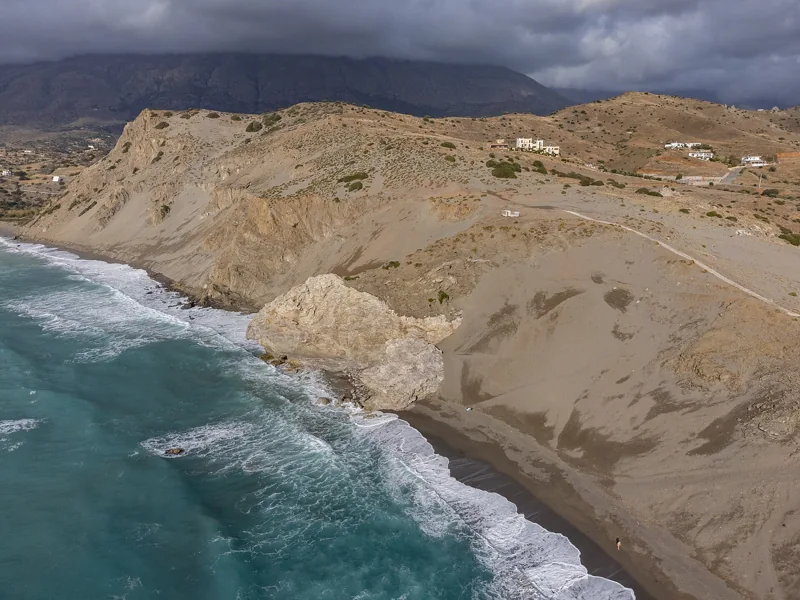 La playa de las dunas bajo el cabo Melissa