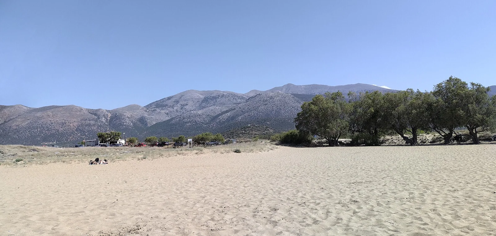 Sabbia e basse dune a Potamos, più a est sulla stessa costa